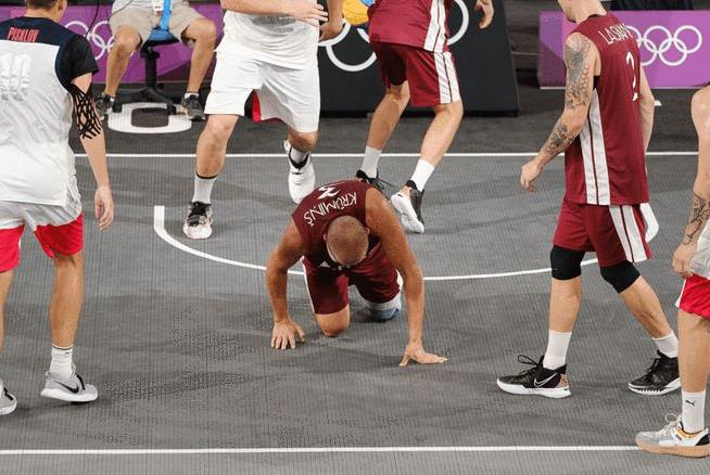 【影片】決賽重傷！拖著一條腿爬著也要繼續比賽，這才叫籃球精神，這就是奧運精神！