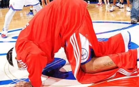NBA最讓你動容的照片，艾弗森鮮血嚥回肚子親吻76人主場隊徽，穆大叔倒地哀嚎