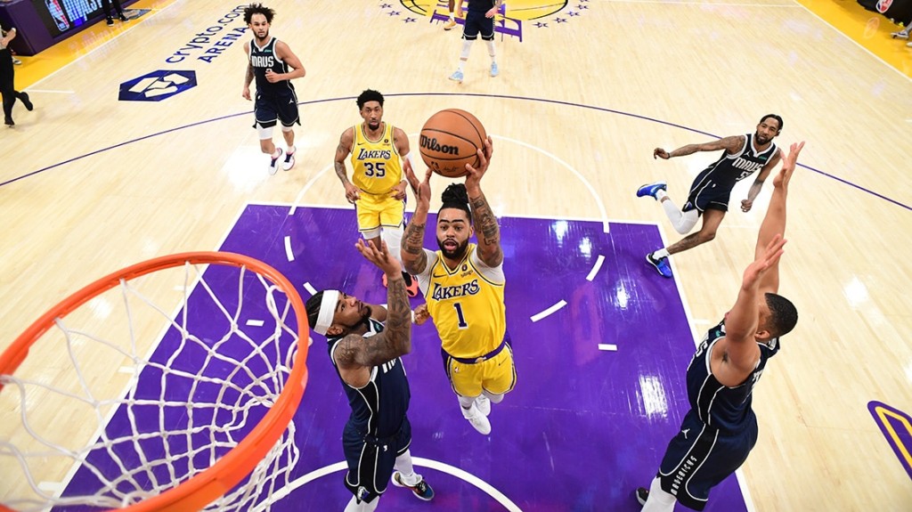 russell-layup-dal-240117-1130x635-GettyImages-1933431408