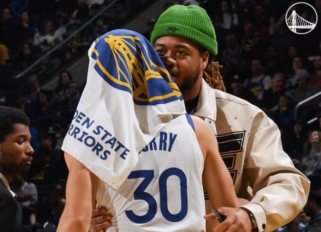 NBA / 刷新歷史第一神蹟！Curry 8顆三分轟37+8+7超詹皇，單節15分引領勇三瘋拯救球隊（影）-黑特籃球-NBA新聞影音圖片分享社區