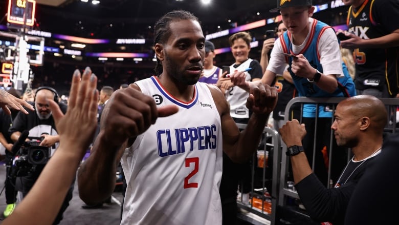 Kawhi Leonard signs contract extension with Clippers ahead of game against Raptors | CBC Sports