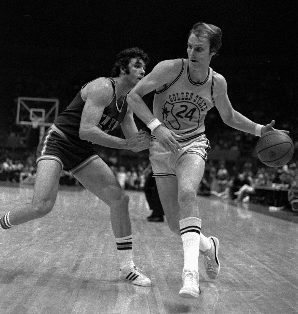 California Golden State Warriors Rick Barry (24) rounds the corner and heads for the basket and two points in the first half against the New York Knicks at Oakland, Calif. March 14, 1974. Knicks Dave DeBusschere (22) defends. (AP photo/Sal Veder)