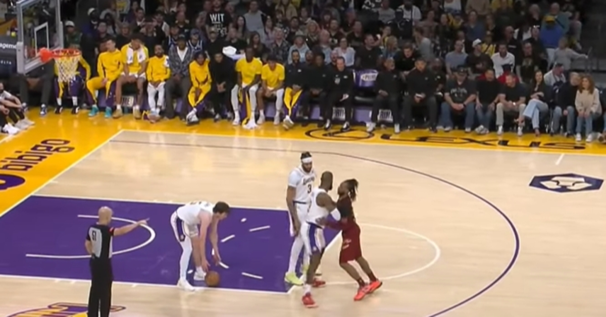 NBA / 【影片】里夫斯滾球耗時間！詹眉化身「人墻」阻止加蘭德逼搶，最終耗掉15秒