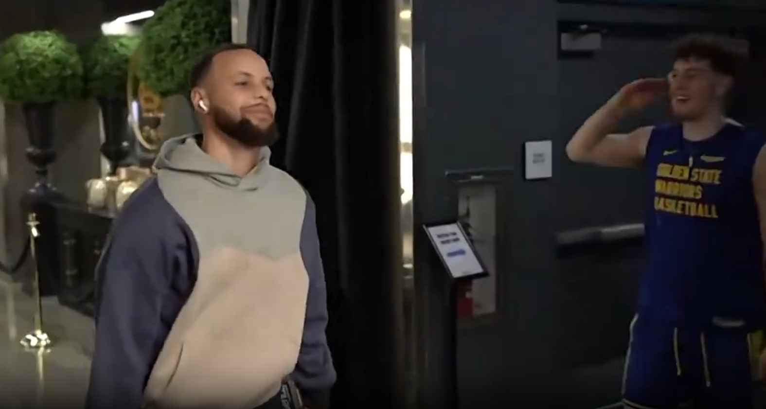 NBA / 【影片】職場天才！Curry進場時波傑姆直接給他敬禮，Curry搖頭笑了笑