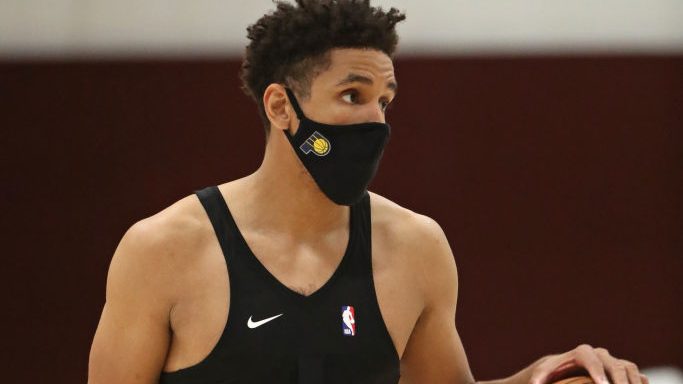 Pacers' Malcolm Brogdon wears mask during practice