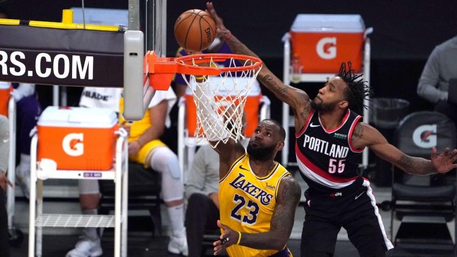 LeBron James got baptized by Derrick Jones Jr": NBA Twitter reacts to Lakers star getting blocked by Airplane Mode | The SportsRush