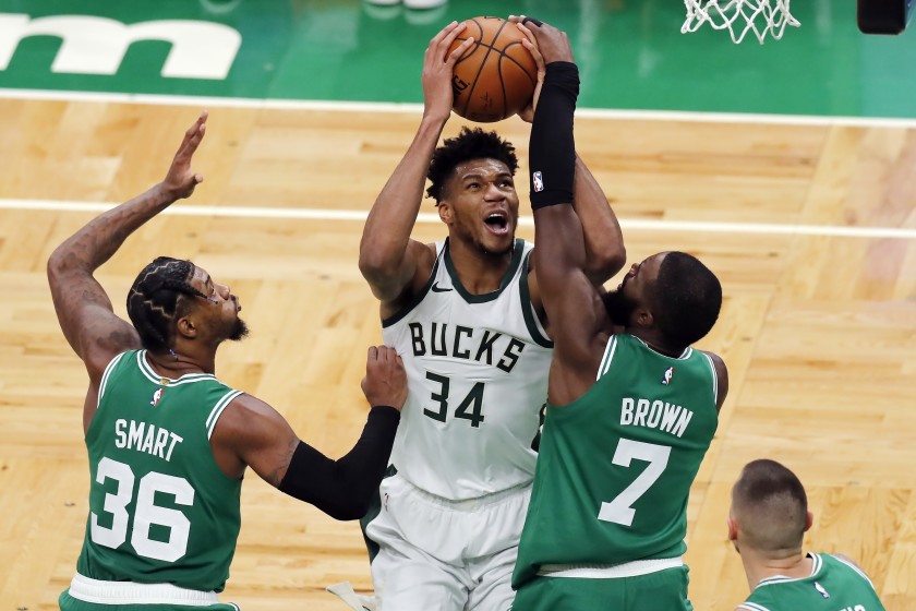 NBA: Celtics edge Bucks on Giannis Antetokounmpo's missed free throw - Los Angeles Times