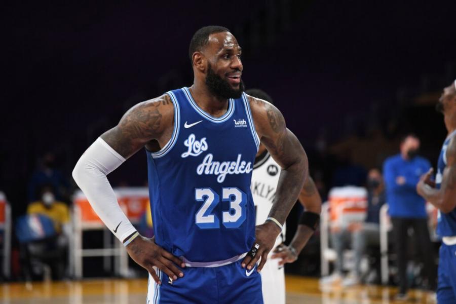 With Lakers' Anthony Davis out, more falls on LeBron James – The Athletic