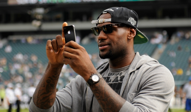 “lebron james 2018 phone”的图片搜索结果