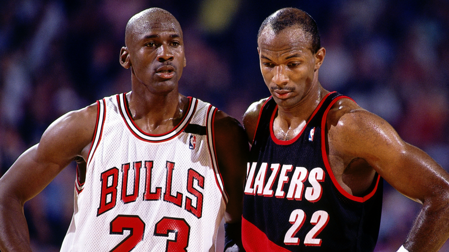 “Michael jordan Clyde Drexle”的图片搜索结果