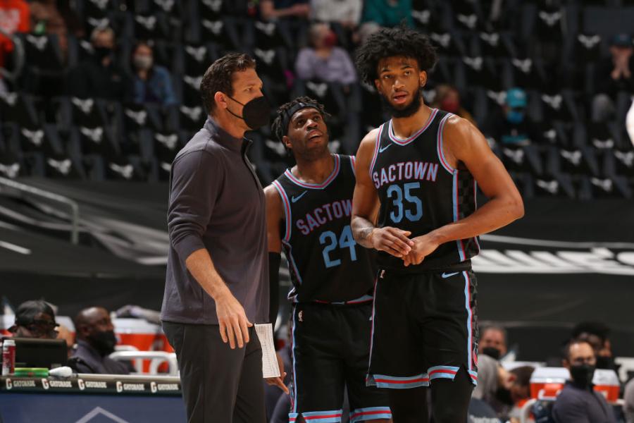 CHARLOTTE, NC - MARCH 15: Head Coach Luke Walton of the Sacramento Kings talks with Buddy Hield #24 and Marvin Bagley III #35 during the game against the Charlotte Hornets on March 15, 2021 at Spectrum Center in Charlotte, North Carolina. NOTE TO USER: User expressly acknowledges and agrees that, by downloading and or using this photograph, User is consenting to the terms and conditions of the Getty Images License Agreement. Mandatory Copyright Notice: Copyright 2021 NBAE (Photo by Kent Smith/NBAE via Getty Images)