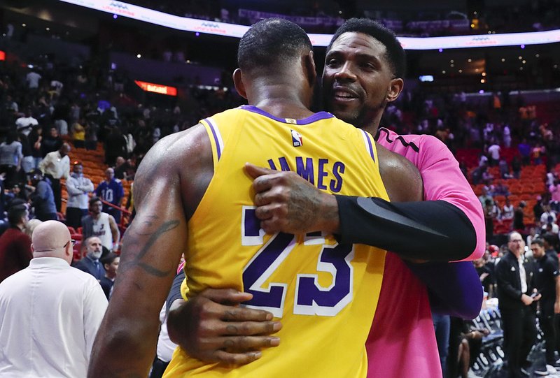 LeBron James scores 51 points, Lakers roll past Heat 113-97