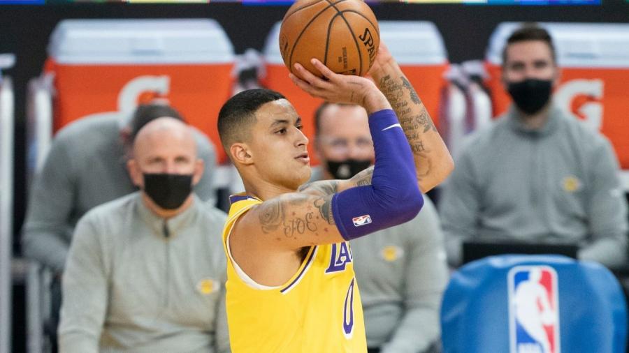 OH MY GOD!": Golden State Warriors bench gets hyped up as Lakers' Kyle Kuzma airballs a technical free throw | The SportsRush