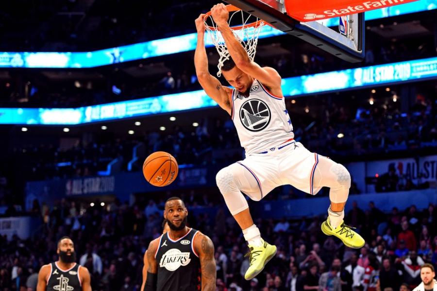 Watch: Steph Curry throws down a one-handed alley-oop dunk at workout