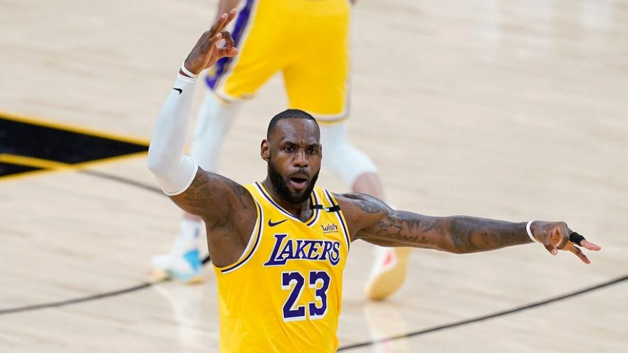 LeBron James tries to pull Lakers teammate Kentavious Caldwell-Pope out of his funk in intense moment | Fox News