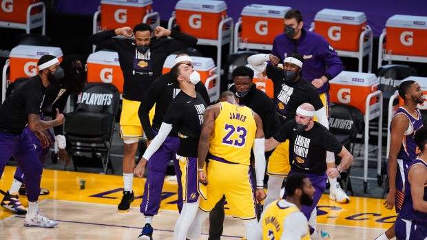 Los Angeles Lakers beat Phoenix Suns in Game 3 to celebrate playoff homecoming - TSN.ca