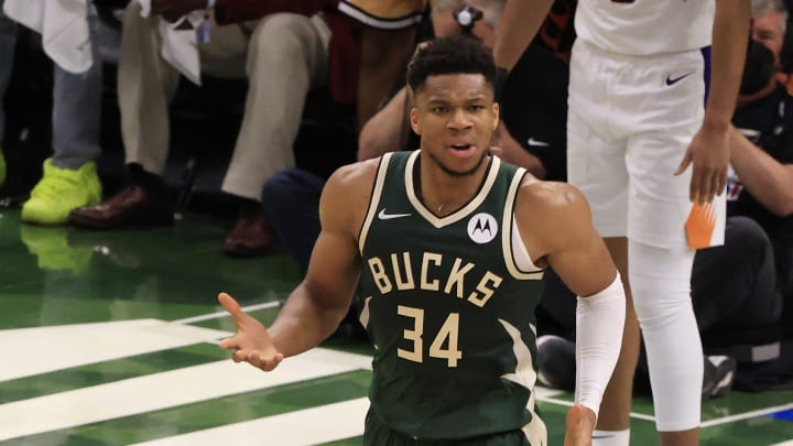 Giannis Antetokounmpo realiza una brutal volcada