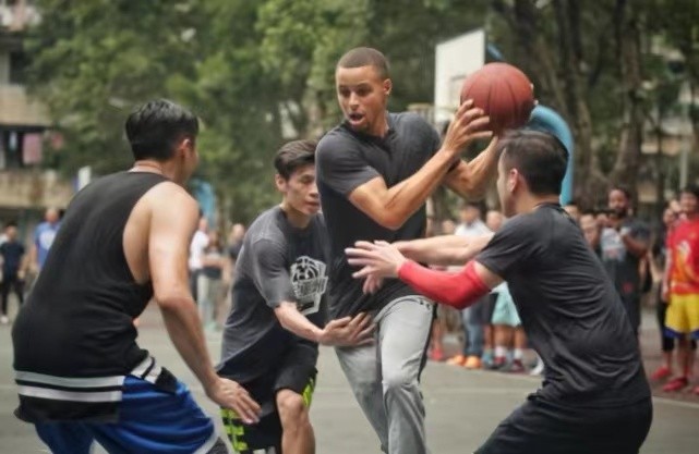 當路人遇見NBA巨人，身材差距一眼可見！格里芬大腿比別人頭還大