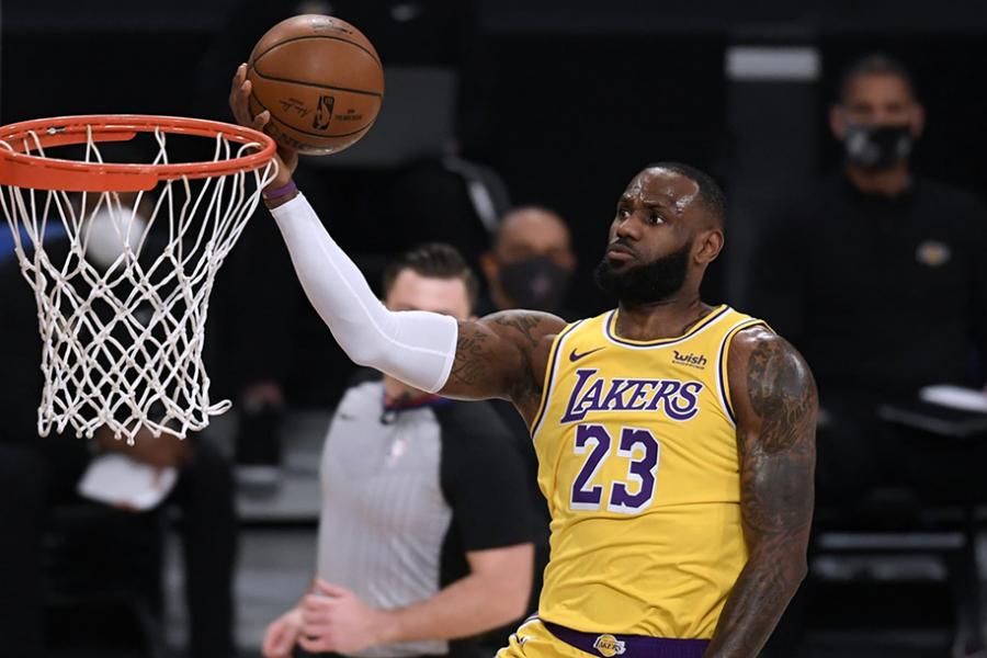 Vua ghi điểm Kareem Abdul-Jabbar mời LeBron phá kỷ lục bằng lời nói đầy cảm hứng