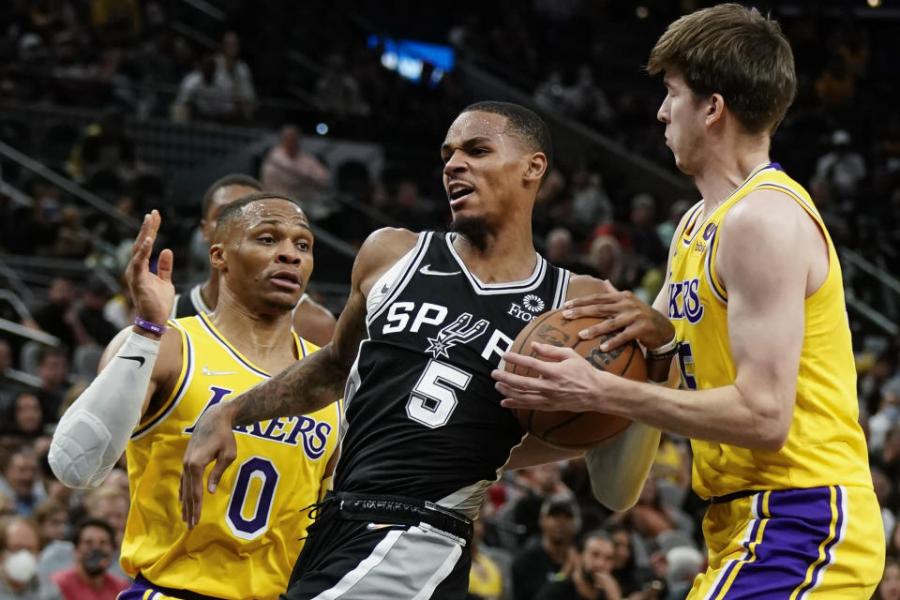 Davis, Westbrook lead Lakers by Spurs minus James, 125-121