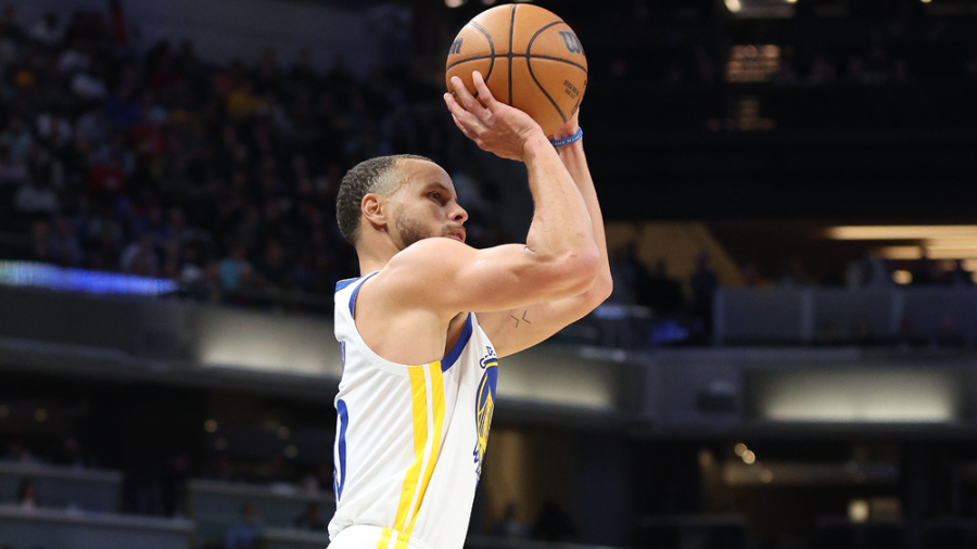 Curry &#39;on doorstep&#39; of all-time three-point mark as Warriors win