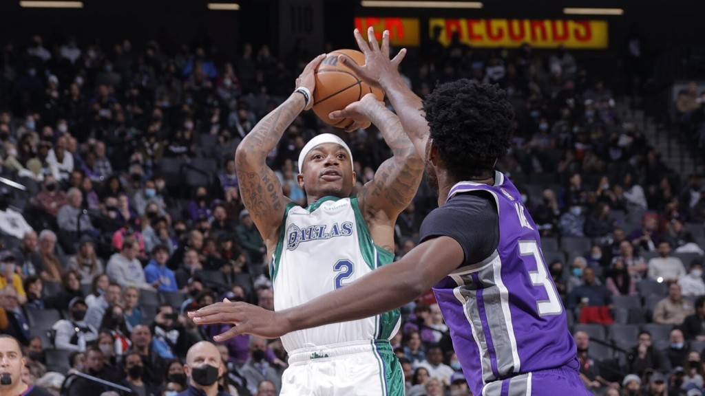 SACRAMENTO, CA - DECEMBER 29: Isaiah Thomas #2 of the Dallas Mavericks shoots the ball during the game against the Sacramento Kings on December 29, 2021 at Golden 1 Center in Sacramento, California. NOTE TO USER: User expressly acknowledges and agrees that, by downloading and or using this Photograph, user is consenting to the terms and conditions of the Getty Images License Agreement. Mandatory Copyright Notice: Copyright 2021 NBAE (Photo by Rocky Widner/NBAE via Getty Images)