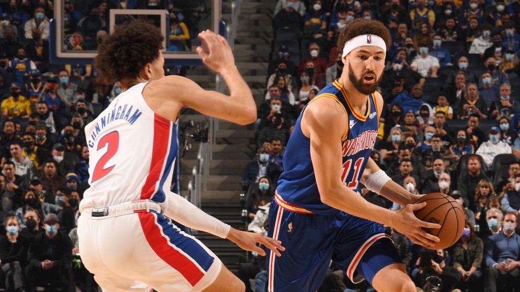 SAN FRANCISCO, CA - January 18: Klay Thompson #11 of the Golden State Warriors handles the ball during the game against the Detroit Pistons on January 18, 2022 at Chase Center in San Francisco, California. NOTE TO USER: User expressly acknowledges and agrees that, by downloading and or using this photograph, user is consenting to the terms and conditions of Getty Images License Agreement. Mandatory Copyright Notice: Copyright 2022 NBAE (Photo by Noah Graham/NBAE via Getty Images)