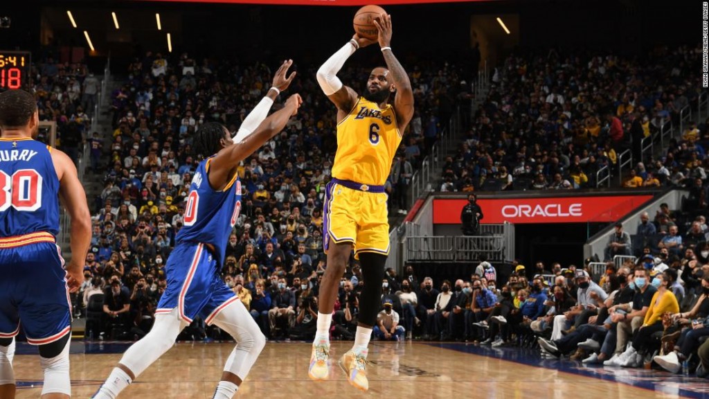 SAN FRANCISCO, CA - FEBRUARY 12: LeBron James #6 of the Los Angeles Lakers shoots a three point basket during the game against the Golden State Warriors on February 12, 2022 at Chase Center in San Francisco, California. NOTE TO USER: User expressly acknowledges and agrees that, by downloading and or using this photograph, user is consenting to the terms and conditions of Getty Images License Agreement. Mandatory Copyright Notice: Copyright 2022 NBAE (Photo by Noah Graham/NBAE via Getty Images)