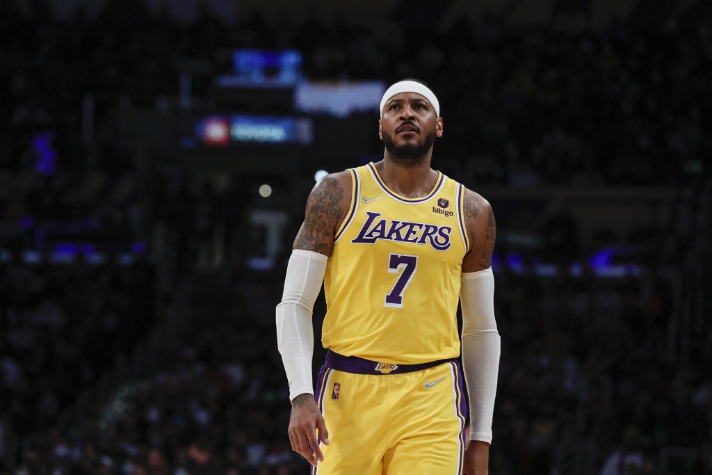 Los Angeles, CA, Tuesday, November 2, 2021 -Los Angeles Lakers forward Carmelo Anthony (7) during a break in the second half the Houston Rockets at Staples Center. (Robert Gauthier/Los Angeles Times via Getty Images)