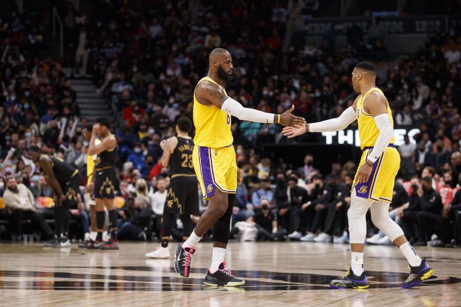 Big-time shot by a big-time player" - LeBron James gives his flowers to Russell  Westbrook for his three-pointer that sent LA Lakers' contest against  Toronto Raptors into OT