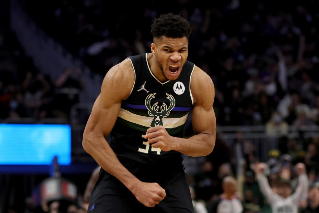 giannis-antetokounmpo-bucks-flex