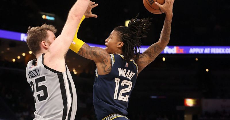 影片】NBA / Ja Morant衝撞區外一步隔扣七尺Poeltl 再秀0.4秒空接壓哨跳投| 籃球筆記