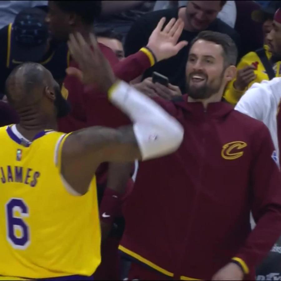 NBA: LeBron James poster slams on Kevin Love