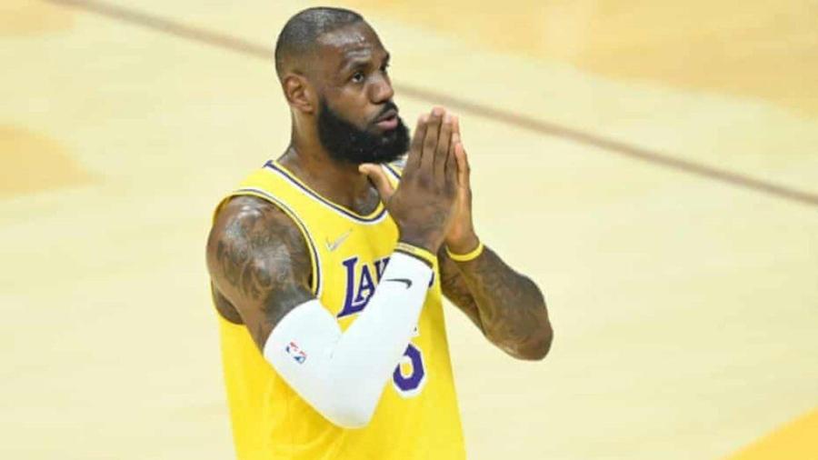 Paul George or LeBron James, not this year” Steve Kerr takes a subtle dig  at Lakers star after failing to qualify for playoffs » FirstSportz