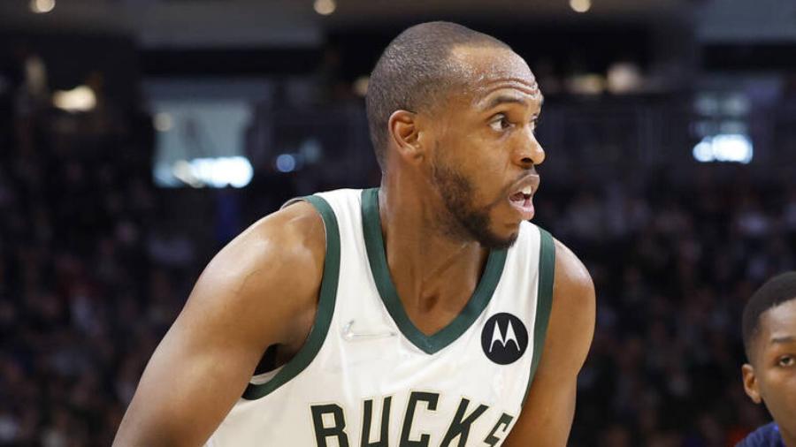 Bucks star Khris Middleton suffers knee injury in Game 2 loss to the Bulls  | Yardbarker