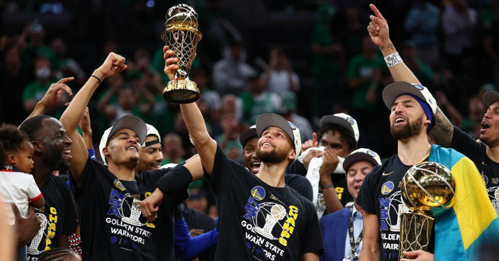 https___hk.hypebeast.com_files_2022_06_golden-state-warriors-beats-boston-celtics-2021-2022-nba-champions-1 (1)