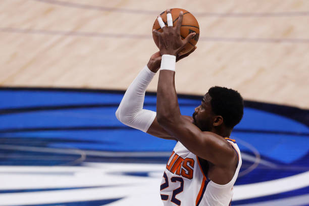 DALLAS, TEXAS - MAY 12: Deandre Ayton #22 of the Phoenix Suns shoots the ball against the Dallas Mavericks in the first quarter of Game Six of the 2022 NBA Playoffs Western Conference Semifinals at American Airlines Center on May 12, 2022 in Dallas, Texas. NOTE TO USER: User expressly acknowledges and agrees that, by downloading and/or using this photograph, User is consenting to the terms and conditions of the Getty Images License Agreement. (Photo by Ron Jenkins/Getty Images)