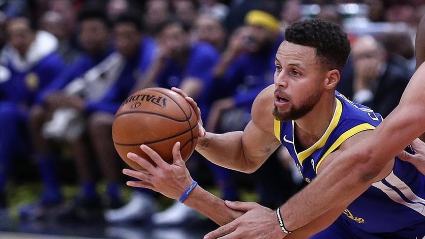 Stephen Curry extends his contract with Golden State Warriors