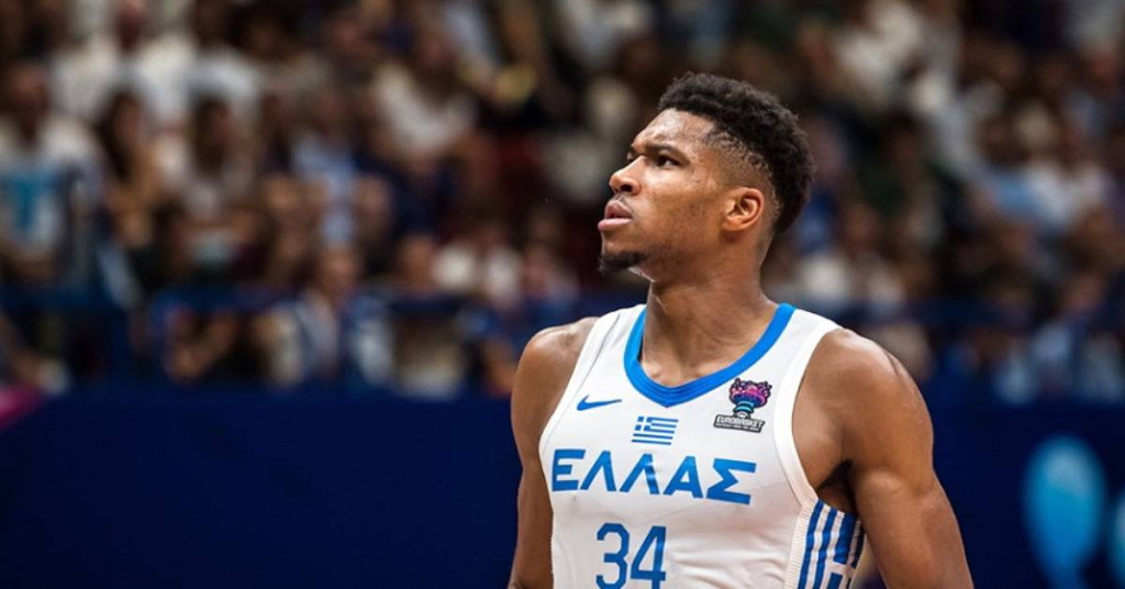 fa0d97fb-giannis-antetokounmpo-looks-up-greece-eurobasket-fiba (1)