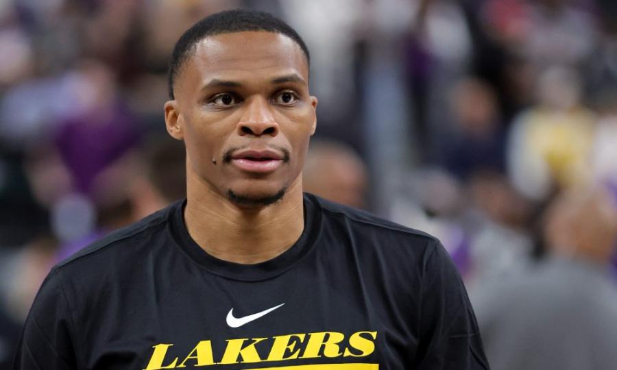 Video: Russell Westbrook ignores Pat Beverley during on-court huddle