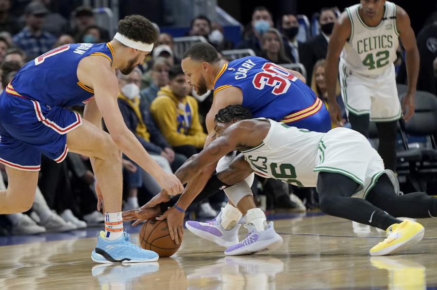 Marcus Smart defends himself after Stephen Curry injured on dive: 'I'm not a dirty player' - masslive.com