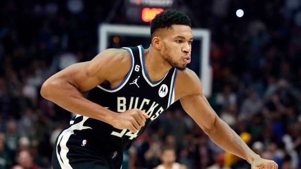 Giannis Antetokounmpo Milwaukee Bucks remain undefeated Atlanta Hawks - TSN.ca