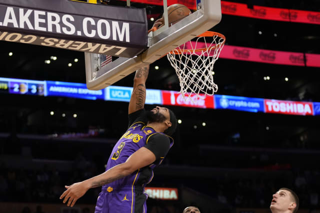 Lakers' Anthony Davis misses 2nd half with right foot injury