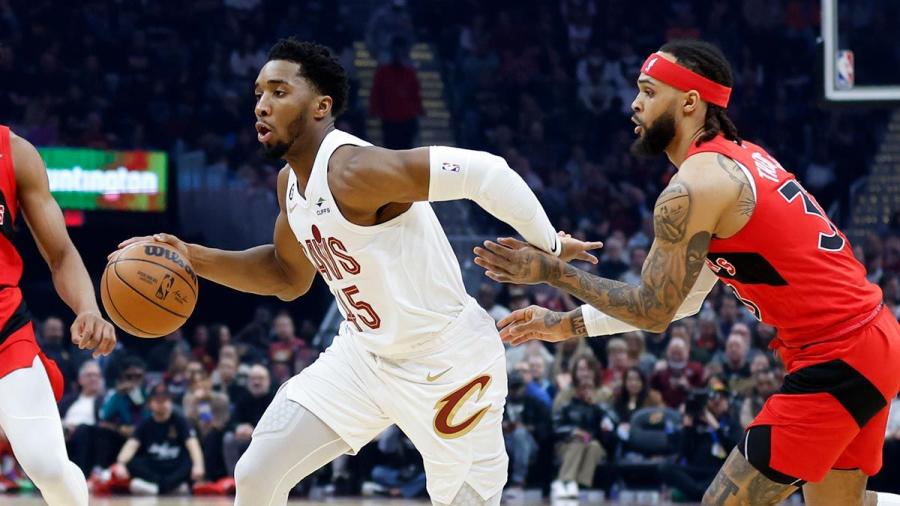 Donovan Mitchell scores 35 points, Cavaliers rout Raptors