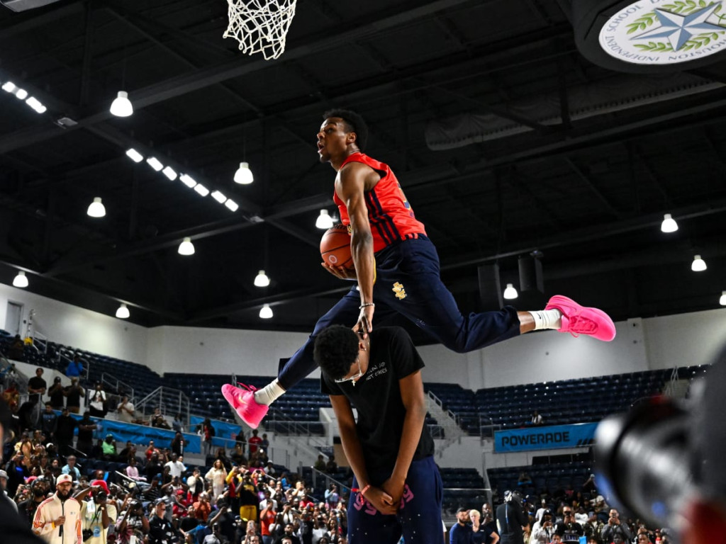 bronny-james-dunk