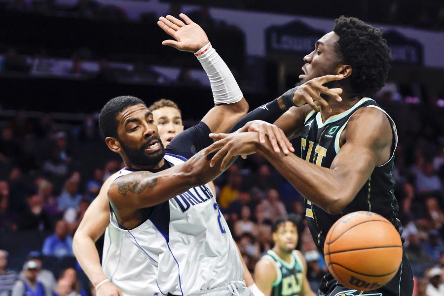 Watch: Kyrie Irving appears to have fan ejected during Mavericks-Hornets  game