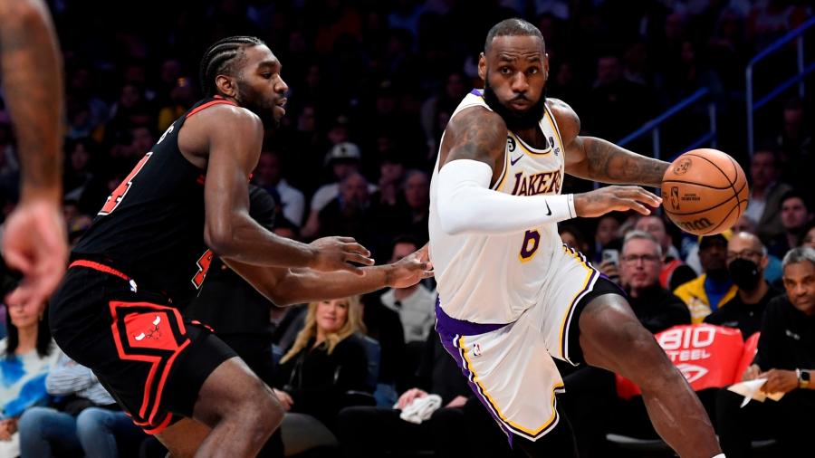 How did LeBron James play in return from injury? Lakers star comes off  bench for second time in career | Sporting News Canada