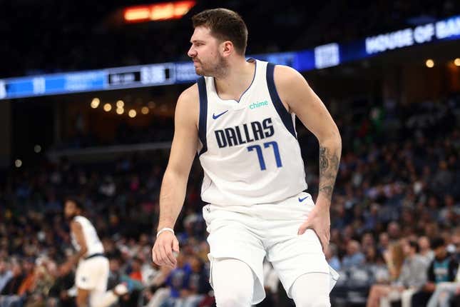 Luka Doncic nets triple-double, Mavs stay perfect