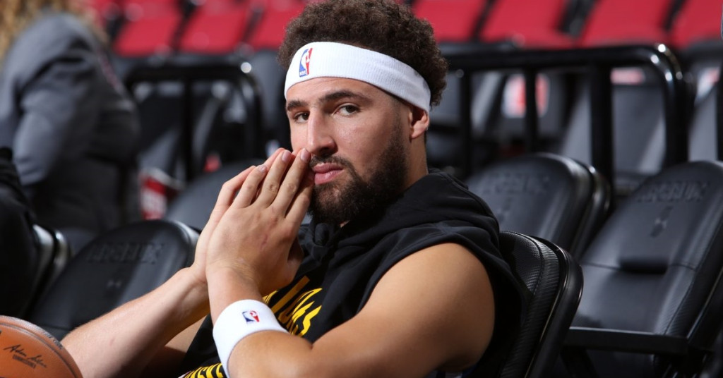 Klay-Thompson-Bench-Getty-e1698080253700_副本