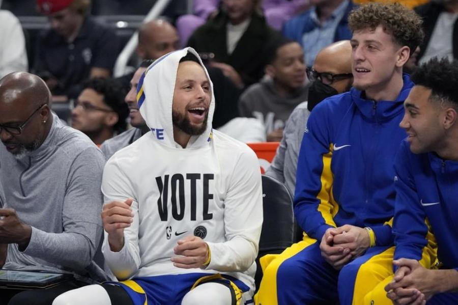 Steph Curry scores 34 points, Warriors dominate offensive glass in 120-109  victory over Pistons – Winnipeg Free Press